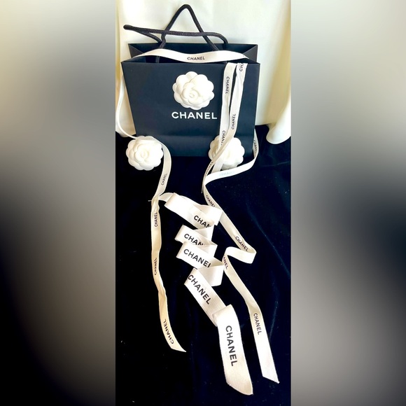 Chanel Shopping Bag with Camellia Flowers and Signature Ribbons - Picture 9 of 16